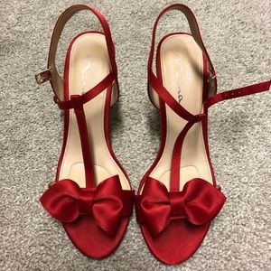 Size 9 Red Bow Heels